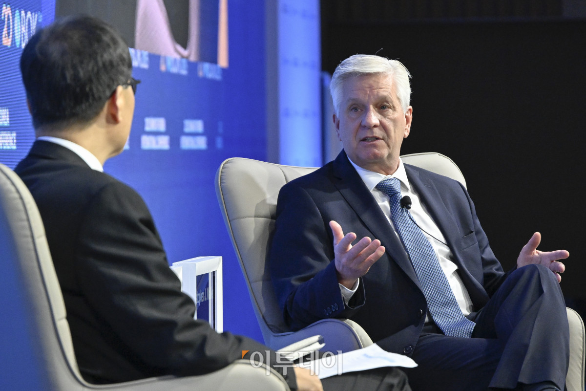 ▲크리스토퍼 월러 미국 연방준비제도(Fed·연준) 이사가 2일 서울 중구 한국은행에서 열린 2025년 BOK 국제컨퍼런스에서 이창용 한국은행 총재와 대담을 하고 있다. 조현호 기자 hyunho@