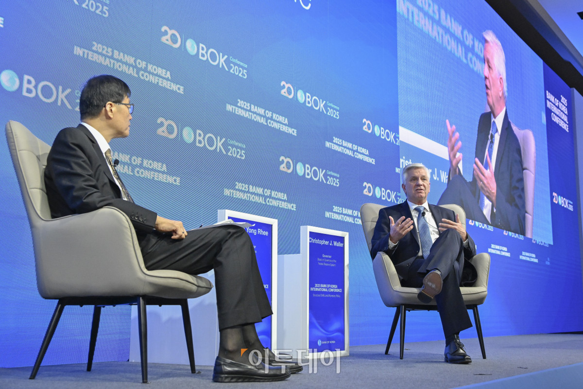 ▲크리스토퍼 월러 미국 연방준비제도(Fed·연준) 이사가 2일 서울 중구 한국은행에서 열린 2025년 BOK 국제컨퍼런스에서 이창용 한국은행 총재와 대담을 하고 있다. 조현호 기자 hyunho@