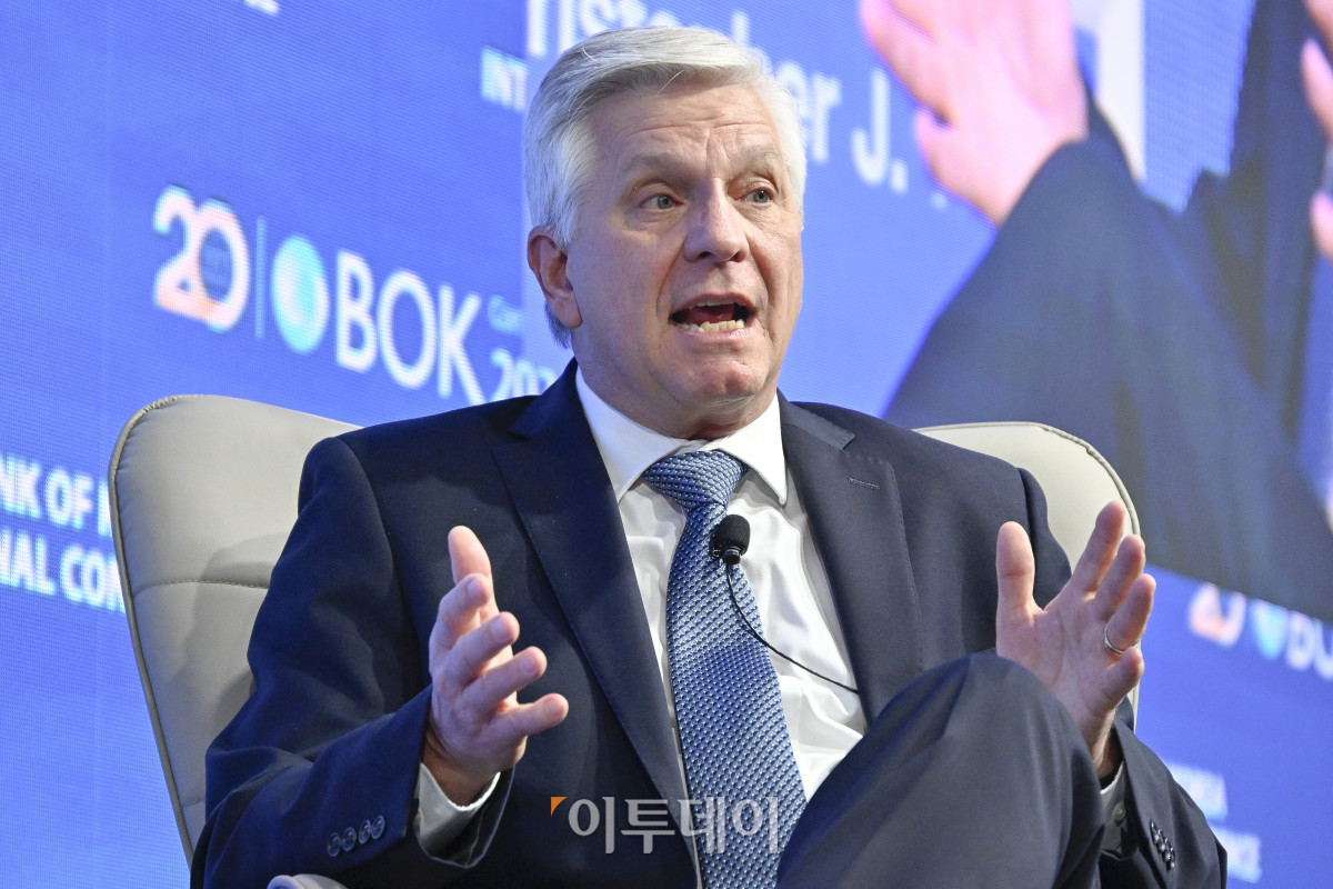 ▲크리스토퍼 월러 미국 연방준비제도(Fed·연준) 이사가 2일 서울 중구 한국은행에서 열린 2025년 BOK 국제컨퍼런스에서 이창용 한국은행 총재와 대담을 하고 있다. 조현호 기자 hyunho@