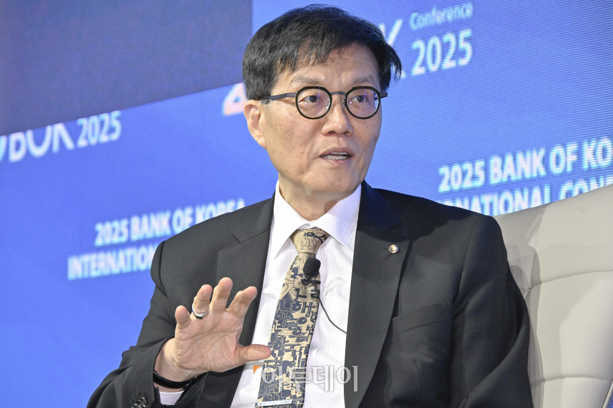 ▲이창용 한국은행 총재가 2일 서울 중구 한국은행에서 열린 2025년 BOK 국제컨퍼런스에서 크리스토퍼 월러 미국 연방준비제도(Fed·연준) 이사와 정책 대담을 하고 있다. 조현호 기자 hyunho@