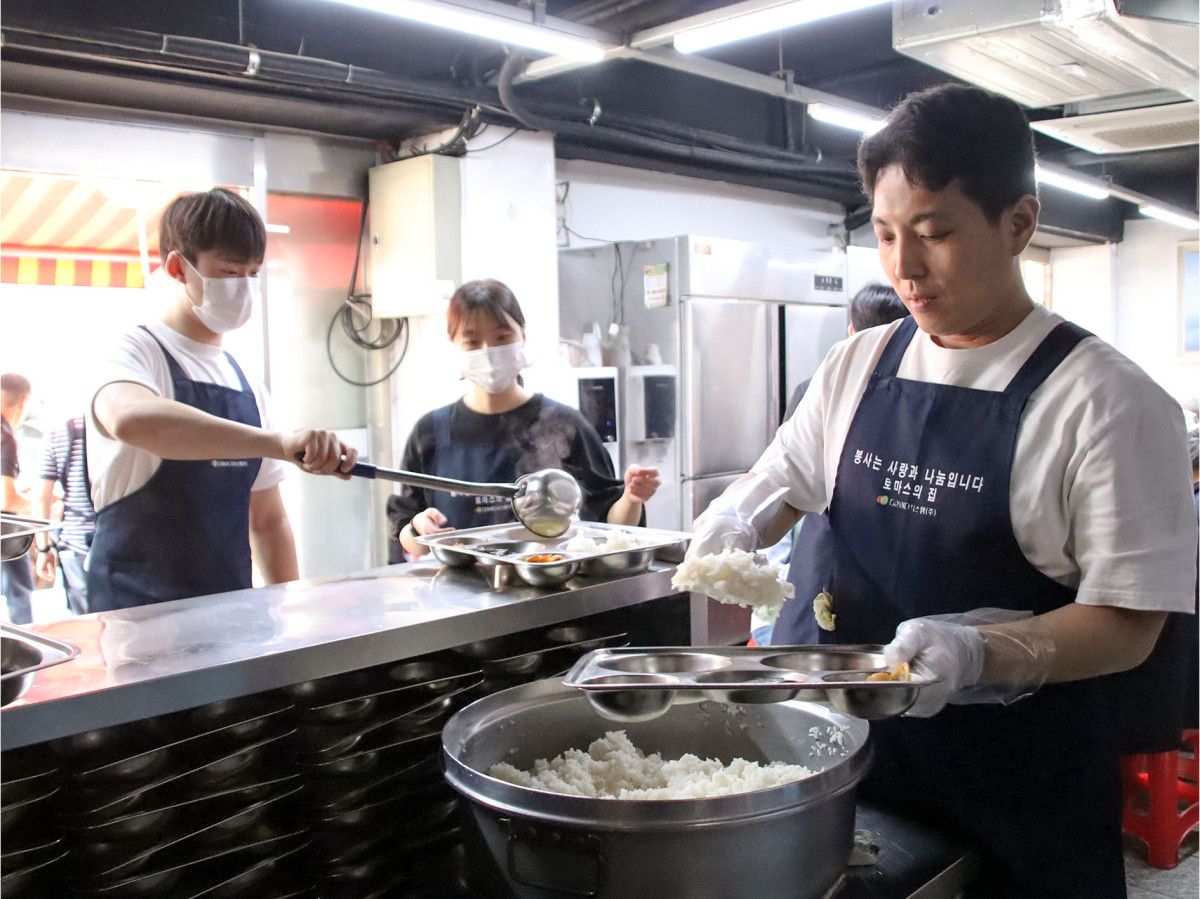 ▲서울 영등포 ‘토마스의 집’에서 마스턴투자운용 임직원들이 배식 봉사활동에 참여하고 있다. (사진=마스턴투자운용)