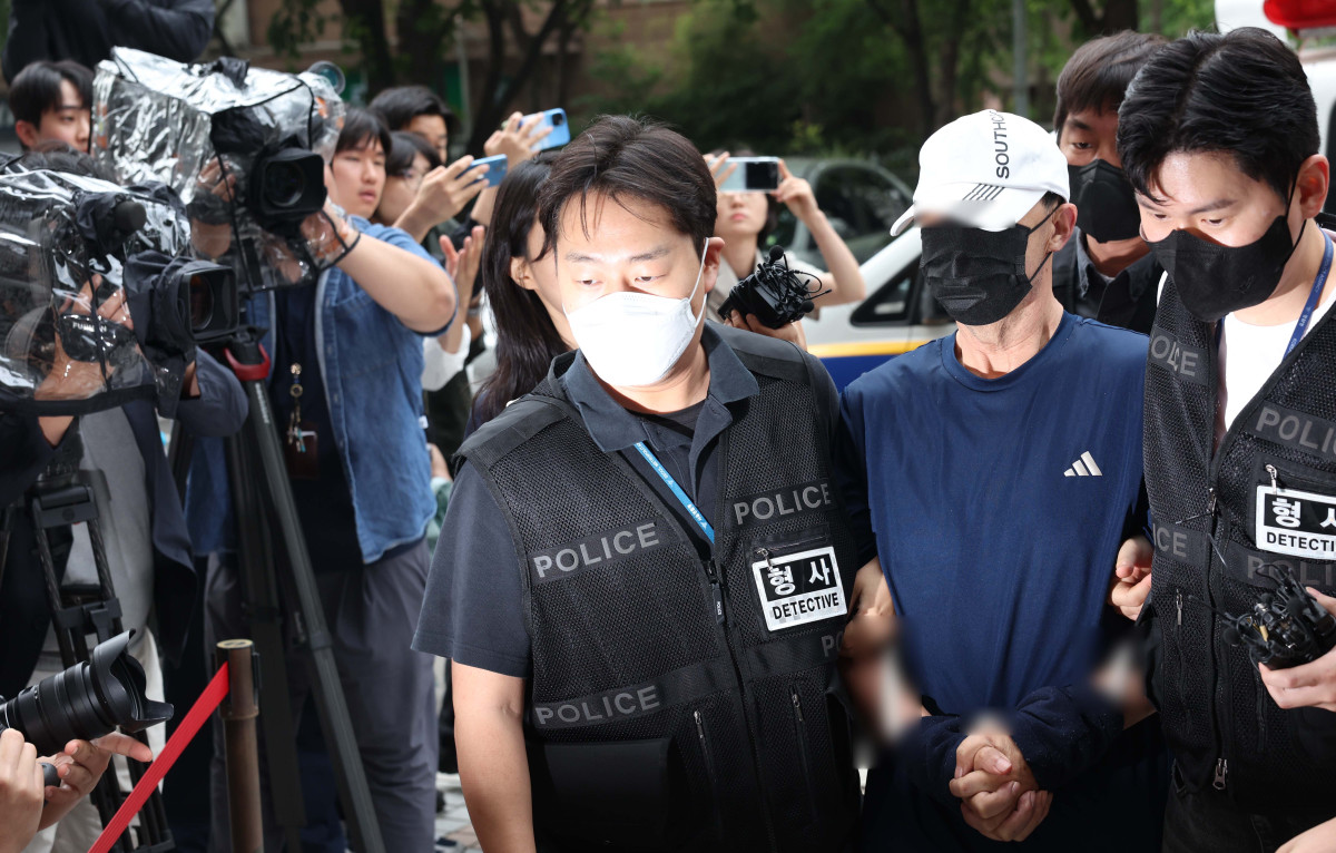 ▲서울 지하철 5호선 전동차 안에서 방화로 화재를 일으킨 60대 남성 원 모 씨가 2일 서울 양천구 서울남부지법에서 열린 구속 전 피의자 심문(영장실질심사)에 출석하고 있다. 현존전차방화치상 혐의를 받는 원 씨는 경찰 조사에서 "이혼 소송 결과에 불만을 가져 불을 질렀다"란 취지로 진술한 것으로 알려졌다. 신태현 기자 holjjak@