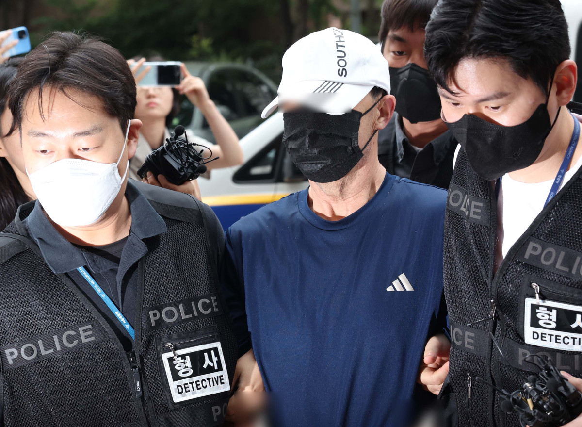 ▲서울 지하철 5호선 전동차 안에서 방화로 화재를 일으킨 60대 남성 원 모 씨가 2일 서울 양천구 서울남부지법에서 열린 구속 전 피의자 심문(영장실질심사)에 출석하고 있다. 현존전차방화치상 혐의를 받는 원 씨는 경찰 조사에서 "이혼 소송 결과에 불만을 가져 불을 질렀다"란 취지로 진술한 것으로 알려졌다. 신태현 기자 holjjak@