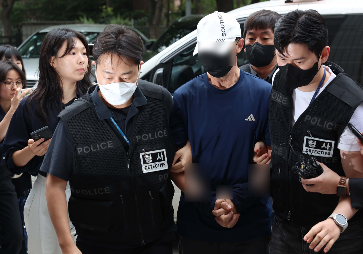 ▲서울 지하철 5호선 전동차 안에서 방화로 화재를 일으킨 60대 남성 원 모 씨가 2일 서울 양천구 서울남부지법에서 열린 구속 전 피의자 심문(영장실질심사)에 출석하고 있다. 현존전차방화치상 혐의를 받는 원 씨는 경찰 조사에서 "이혼 소송 결과에 불만을 가져 불을 질렀다"란 취지로 진술한 것으로 알려졌다. 신태현 기자 holjjak@