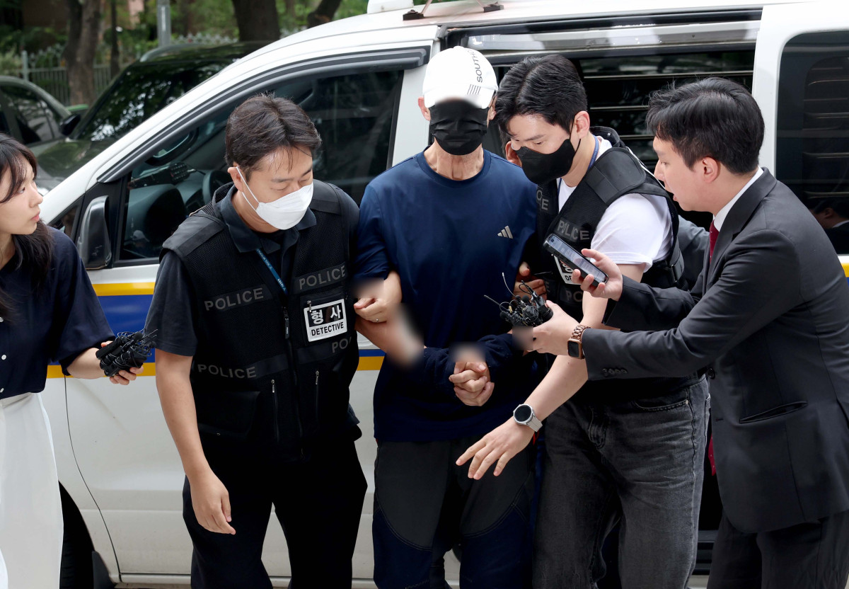 ▲서울 지하철 5호선 전동차 안에서 방화로 화재를 일으킨 60대 남성 원 모 씨가 2일 서울 양천구 서울남부지법에서 열린 구속 전 피의자 심문(영장실질심사)에 출석하고 있다. 현존전차방화치상 혐의를 받는 원 씨는 경찰 조사에서 "이혼 소송 결과에 불만을 가져 불을 질렀다"란 취지로 진술한 것으로 알려졌다. 신태현 기자 holjjak@