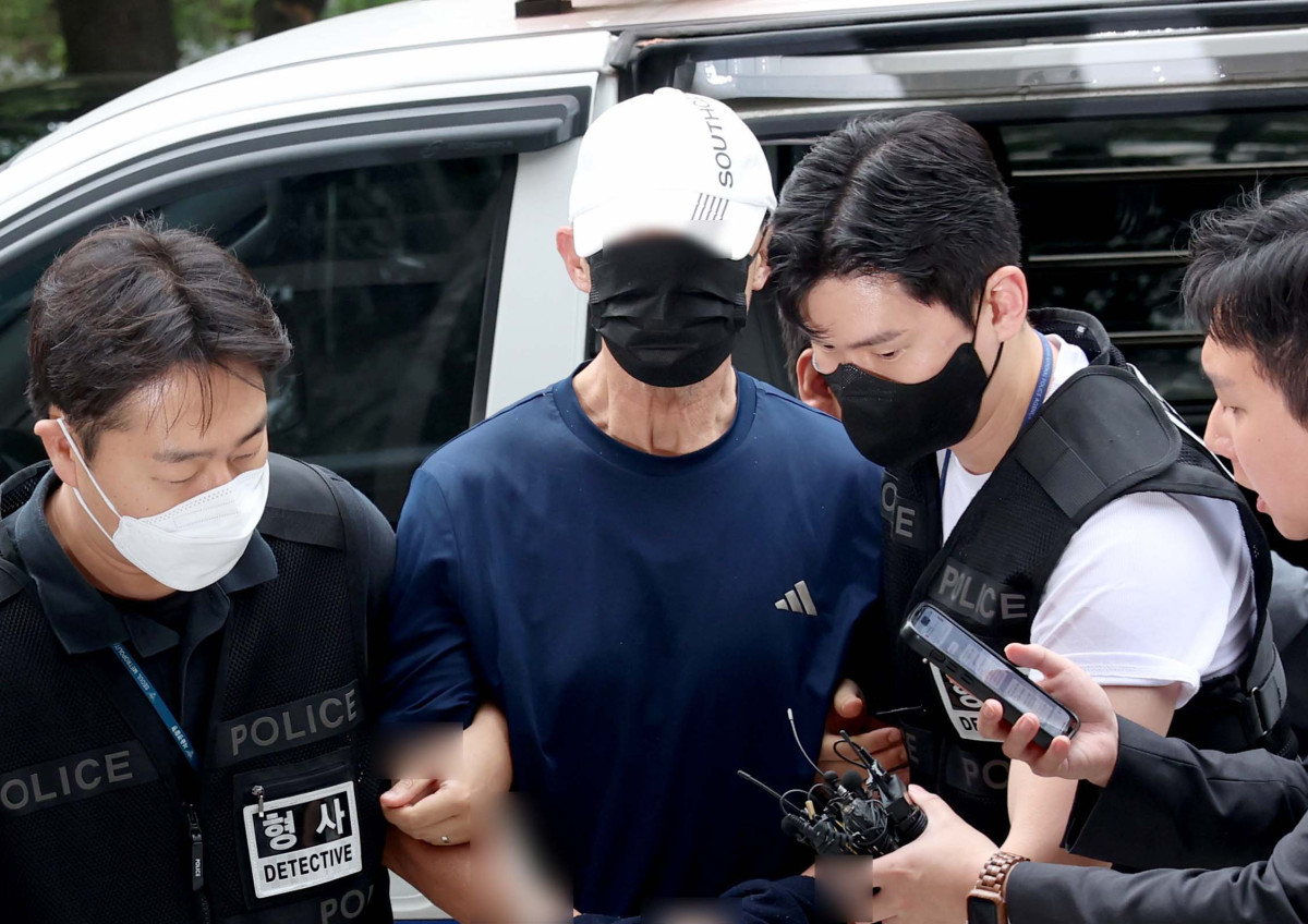 ▲서울 지하철 5호선 전동차 안에서 방화로 화재를 일으킨 60대 남성 원 모 씨가 2일 서울 양천구 서울남부지법에서 열린 구속 전 피의자 심문(영장실질심사)에 출석하고 있다. 현존전차방화치상 혐의를 받는 원 씨는 경찰 조사에서 "이혼 소송 결과에 불만을 가져 불을 질렀다"란 취지로 진술한 것으로 알려졌다. 신태현 기자 holjjak@