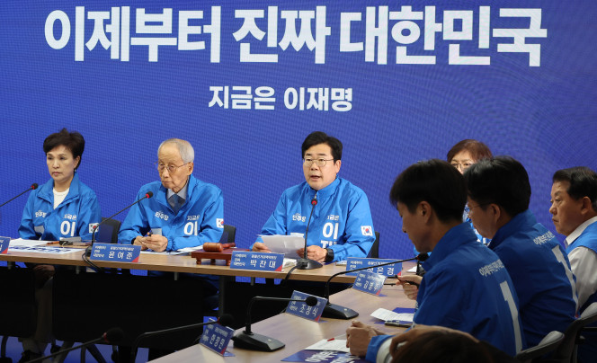 ▲더불어민주당 박찬대 상임총괄선거대책위원장(가운데)이 2일 서울 여의도 중앙당사에서 열린 중앙선거대책위원회의에서 발언하고 있다. 2025.6.2. (연합뉴스)