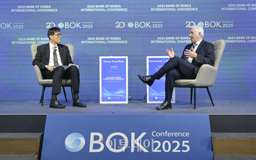 ▲크리스토퍼 월러 미국 연방준비제도(Fed·연준) 이사가 2일 서울 중구 한국은행에서 열린 2025년 BOK 국제컨퍼런스에서 이창용 한국은행 총재와 대담을 하고 있다. 조현호 기자 hyunho@ (이투데이DB)