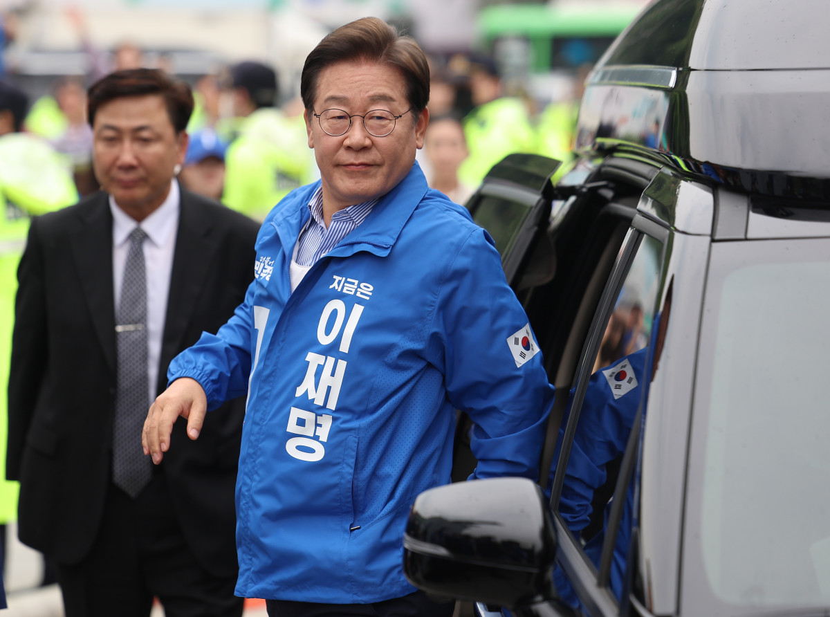 ▲더불어민주당 이재명 대선 후보가 선거를 하루 앞둔 2일 선거 유세를 위해 서울 강북구 북서울꿈의숲 서문광장에 도착해 차량에서 내리고 있다. 2025.6.2 (연합뉴스tb)
