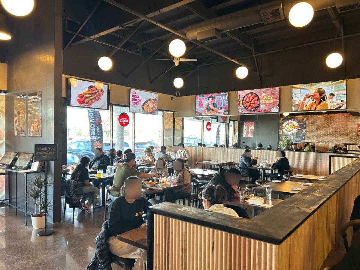 ▲BBQ가 미국 오리건 주의 비버튼 시에 ‘BBQ 비버튼점’을 오픈해 미국 32번째 주에 진출했다. 사진은 비버튼점에서 식사 중인 미국인 고객들. (사진제공=BBQ)