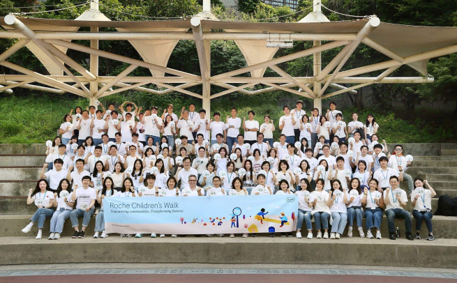 ▲한국로슈와 한국로슈진단 임직원들이 지난달 30일 대치유수지 체육공원에서 열린 어린이를 위한 걷기대회 행사에서 기념촬영을 하고 있다. (사진제공=한국로슈)