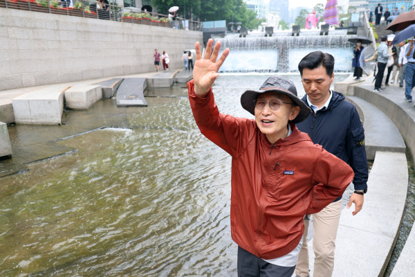 ▲<YONHAP PHOTO-2981> 이명박 전 대통령, 청계천 복원 20주년 산책    (서울=연합뉴스) 최재구 기자 = 이명박 전 대통령이 청계천 복원 20주년을 맞아 2일 서울 종로구 청계천을 산책하며 시민들과 인사하고 있다. 2025.6.2  [공동취재]    jjaeck9@yna.co.kr/2025-06-02 13:26:17/<저작권자 ⓒ 1980-2025 ㈜연합뉴스. 무단 전재 재배포 금지, AI 학습 및 활용 금지>