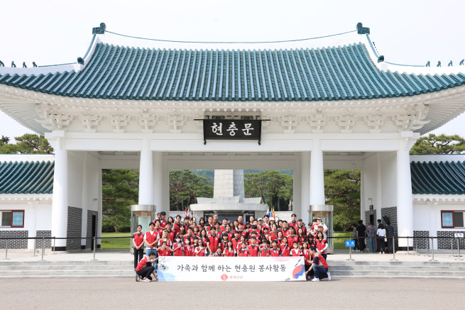 ▲롯데건설 ‘샤롯데 봉사단’이 봉사활동 후 현충문 앞에서 기념촬영을 하고 있다. (사진제공=롯데건설)