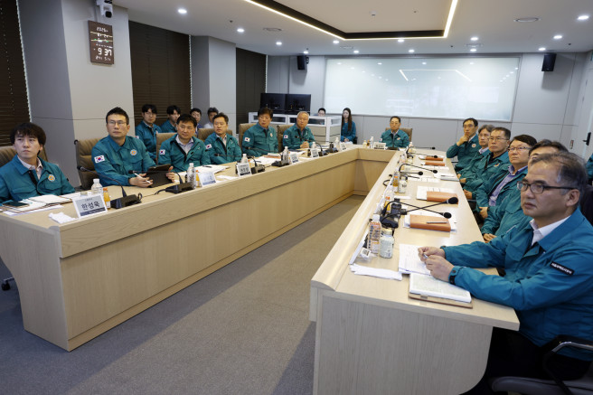 ▲SH공사 황상하 사장과 임직원들이 재난안전상황실에서 모니터링을 하고 있다. (사진제공=SH공사)