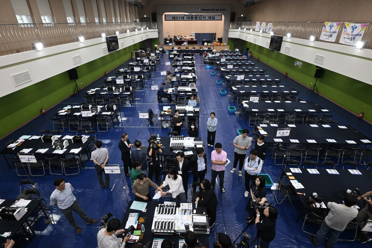 ▲제21대 대통령 선거를 하루 앞둔 2일 서울 용산구 신광여고에 마련된 개표소에서 선관위 관계자들이 투표지분류기 최종 모의시험을 하고 있다. 신태현 기자 holjjak@