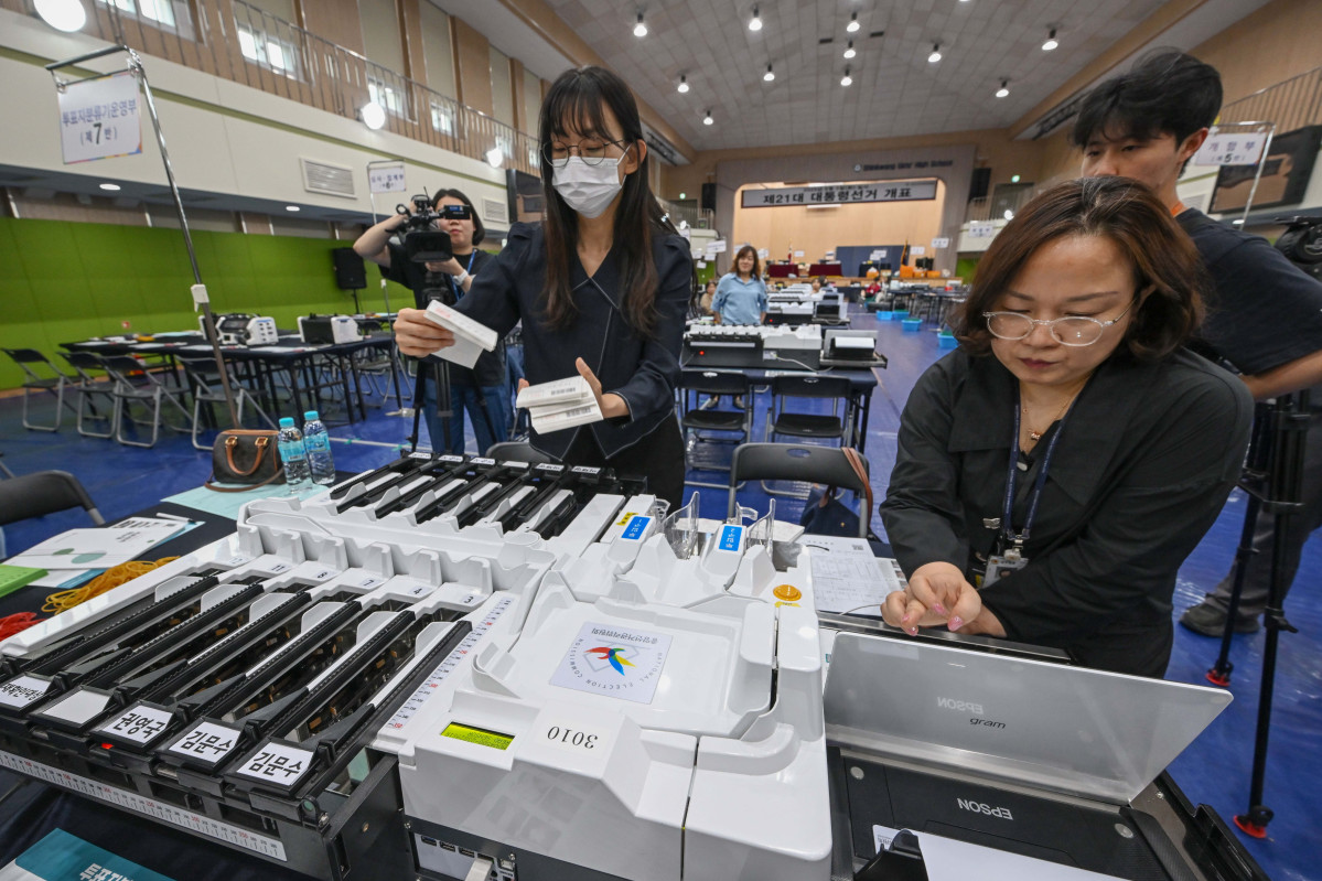 ▲제21대 대통령 선거를 하루 앞둔 2일 서울 용산구 신광여고에 마련된 개표소에서 선관위 관계자들이 투표지분류기 최종 모의시험을 하고 있다. 신태현 기자 holjjak@