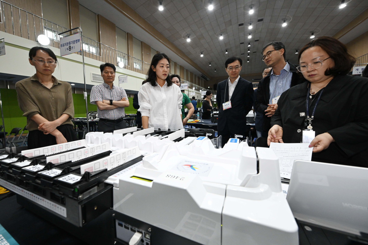 ▲제21대 대통령 선거를 하루 앞둔 2일 서울 용산구 신광여고에 마련된 개표소에서 오민석 서울시선관위원장 등이 투표지분류기 최종 모의시험을 참관하고 있다. 신태현 기자 holjjak@