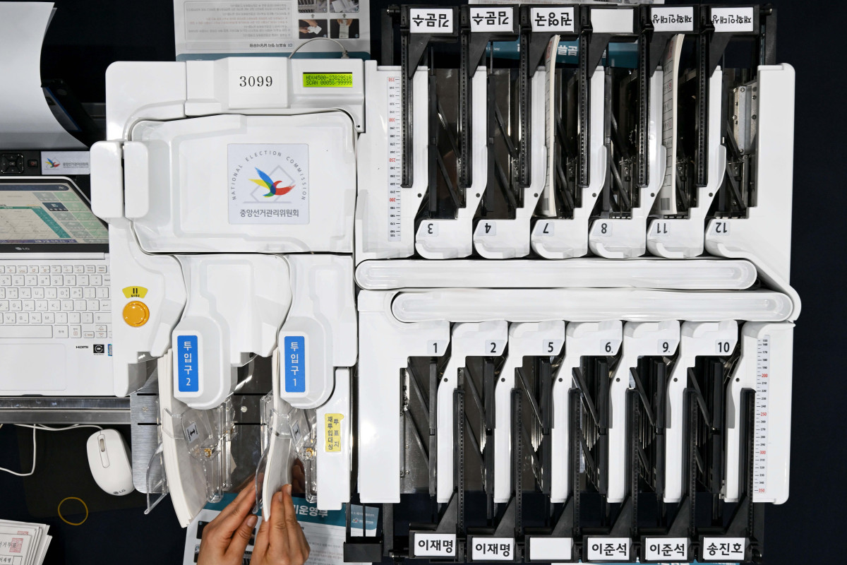 ▲제21대 대통령 선거를 하루 앞둔 2일 서울 용산구 신광여고에 마련된 개표소에서 선관위 관계자들이 투표지분류기 최종 모의시험을 하고 있다. 신태현 기자 holjjak@