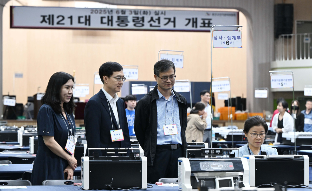 ▲제21대 대통령 선거를 하루 앞둔 2일 서울 용산구 신광여고에 마련된 개표소에서 오민석 서울시선관위원장 등이 투표지분류기 최종 모의시험을 참관하고 있다. 신태현 기자 holjjak@