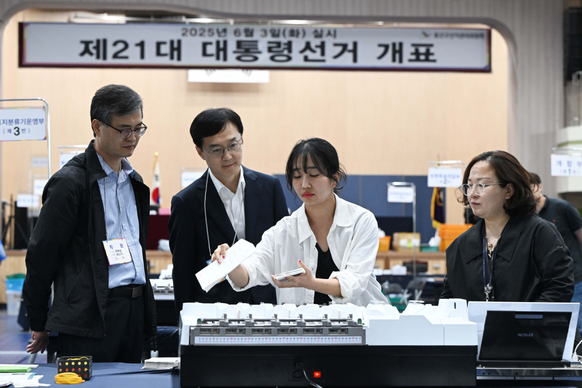 ▲제21대 대통령 선거를 하루 앞둔 2일 서울 용산구 신광여고에 마련된 개표소에서 오민석 서울시선관위원장 등이 투표지분류기 최종 모의시험을 참관하고 있다. 신태현 기자 holjjak@