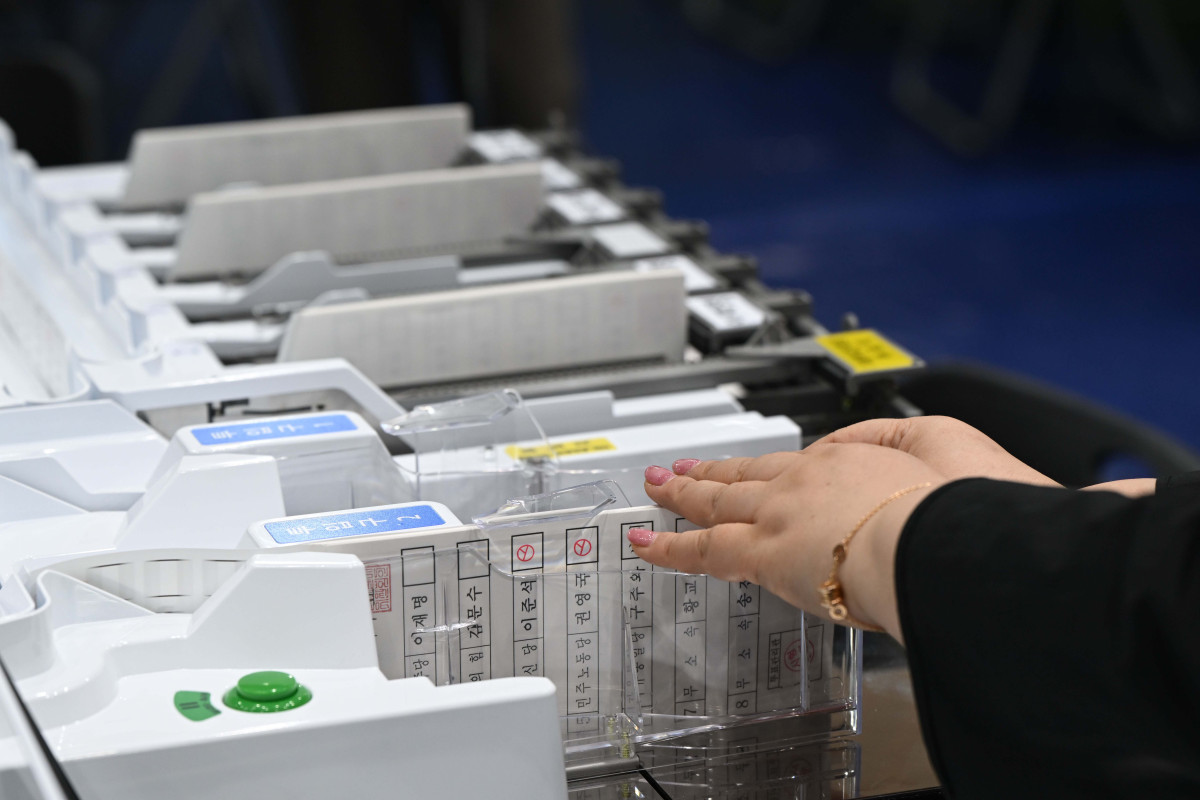 ▲제21대 대통령 선거를 하루 앞둔 2일 서울 용산구 신광여고에 마련된 개표소에서 선관위 관계자들이 투표지분류기 최종 모의시험을 하고 있다. 신태현 기자 holjjak@