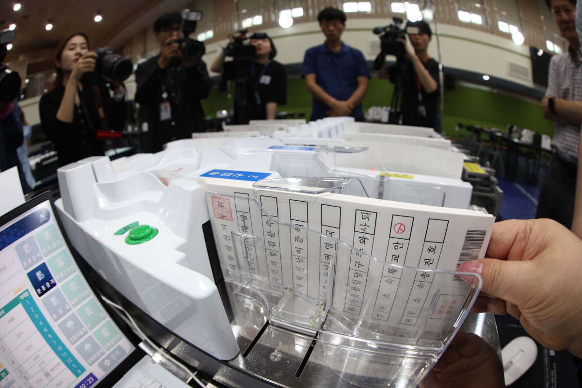 ▲제21대 대통령 선거를 하루 앞둔 2일 서울 용산구 신광여고에 마련된 개표소에서 선관위 관계자들이 투표지분류기 최종 모의시험을 하고 있다. 신태현 기자 holjjak@