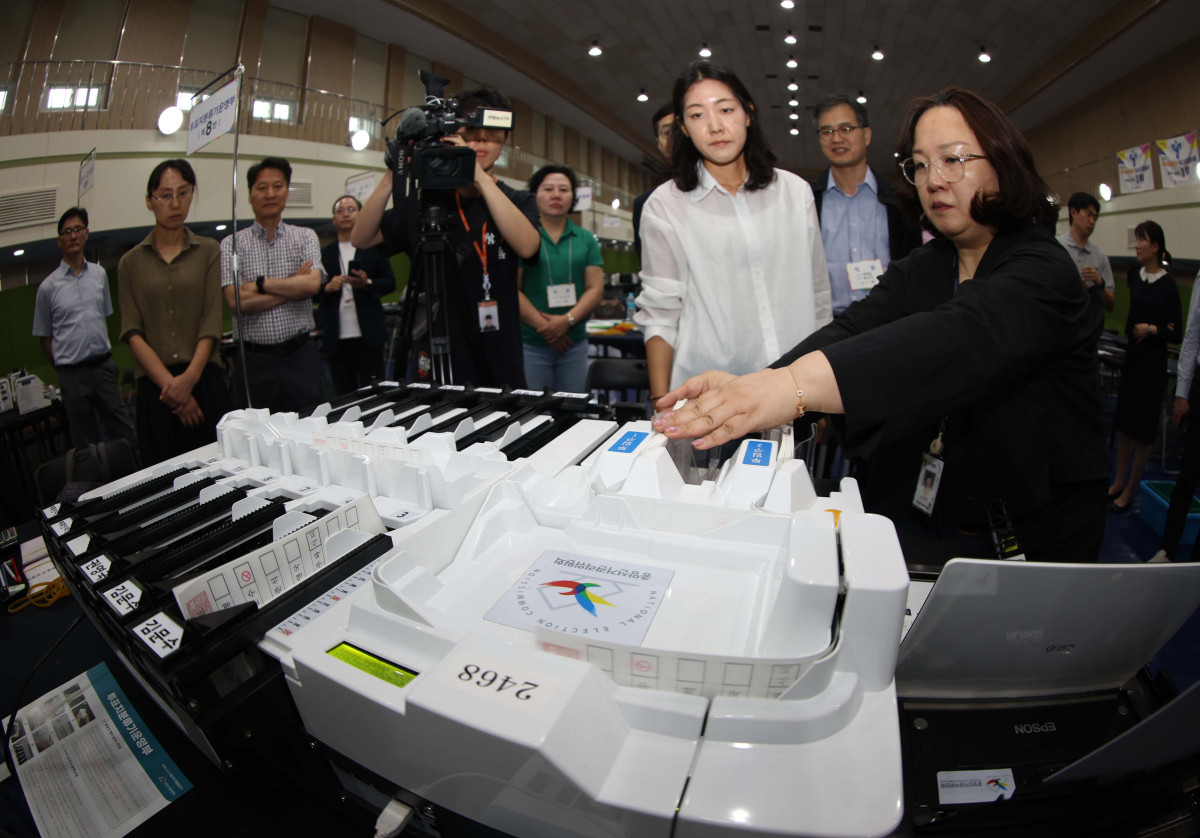 ▲제21대 대통령 선거를 하루 앞둔 2일 서울 용산구 신광여고에 마련된 개표소에서 선관위 관계자들이 투표지분류기 최종 모의시험을 하고 있다. 신태현 기자 holjjak@