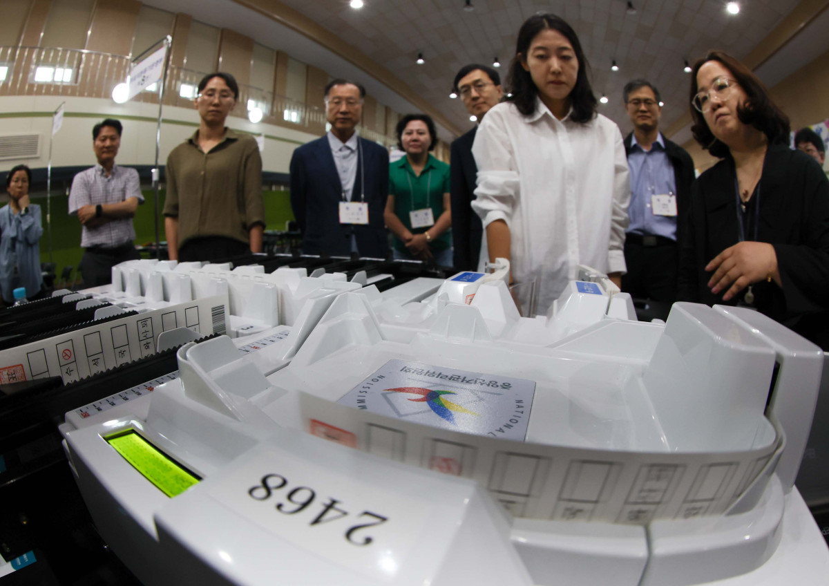 ▲제21대 대통령 선거를 하루 앞둔 2일 서울 용산구 신광여고에 마련된 개표소에서 선관위 관계자들이 투표지분류기 최종 모의시험을 하고 있다. 신태현 기자 holjjak@