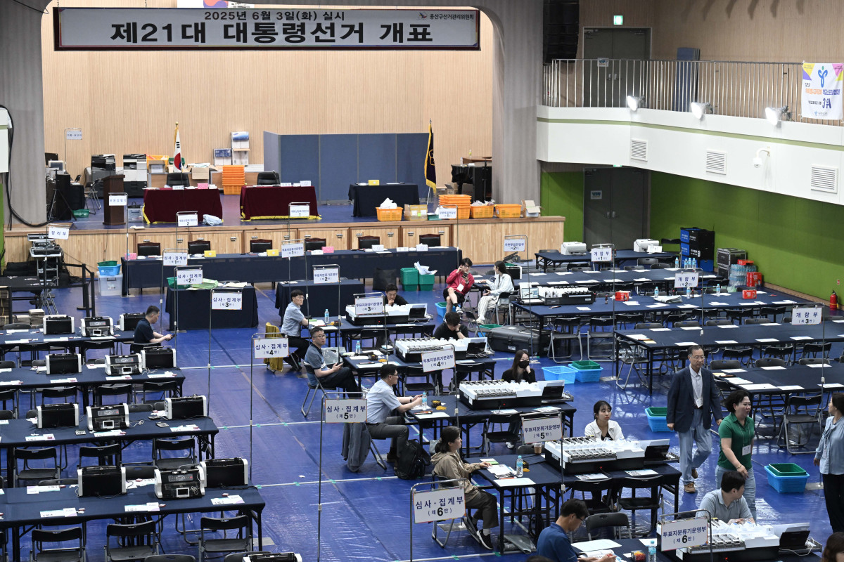 ▲제21대 대통령 선거를 하루 앞둔 2일 서울 용산구 신광여고에 마련된 개표소에서 선관위 관계자들이 투표지분류기 최종 모의시험을 하고 있다. 신태현 기자 holjjak@