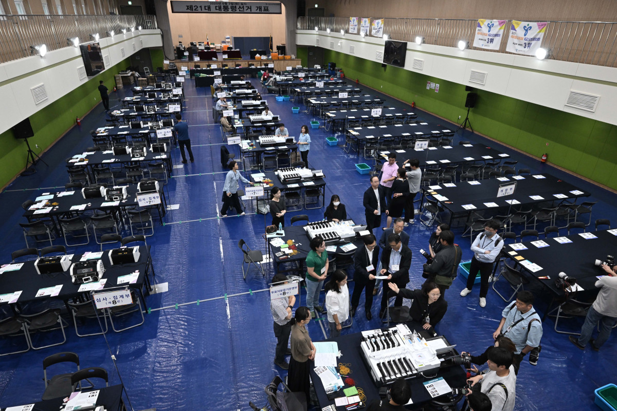 ▲제21대 대통령 선거를 하루 앞둔 2일 서울 용산구 신광여고에 마련된 개표소에서 선관위 관계자들이 투표지분류기 최종 모의시험을 하고 있다. 신태현 기자 holjjak@