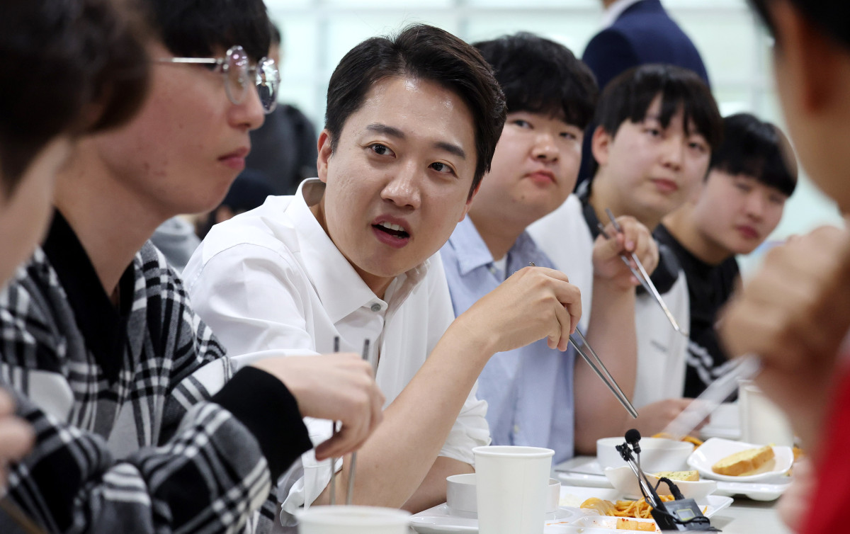 ▲이준석 개혁신당 대선 후보가 2일 오전 경기 시흥시 한국공학대학교 기술혁신파크(TIP) 학생식당에서 점심식사를 하며 학생들과 대화를 하고 있다. 2025.06.02.  (뉴시스)