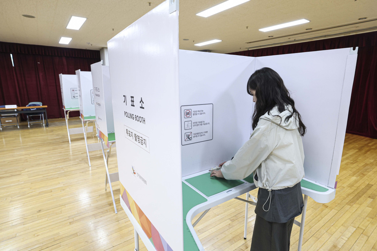 ▲제21대 대통령 선거를 하루 앞둔 2일 서울 용산구 청파도서관에 마련된 청파동 제1투표소에서 선관위 관계자가 투표소 설치 작업을 하고 있다. 신태현 기자 holjjak@