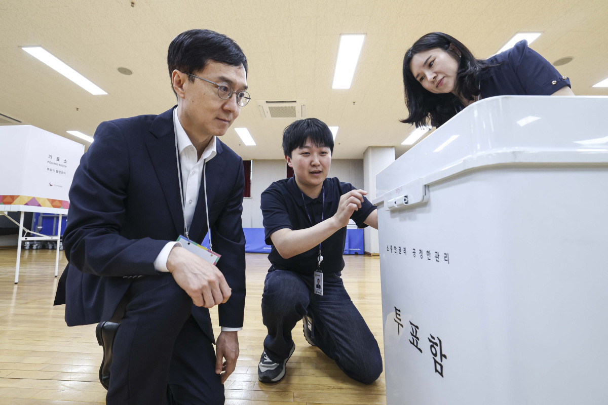 ▲오민석 서울시선거관리위원회 위원장이 2일 서울 용산구 청파도서관에 마련된 청파동 제1투표소에서 투표소 설비 상황을 점검하고 있다. 신태현 기자 holjjak@