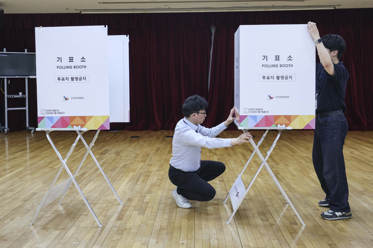 ▲제21대 대통령 선거를 하루 앞둔 2일 서울 용산구 청파도서관에 마련된 청파동 제1투표소에서 선관위 관계자들이 투표소 설치 작업을 하고 있다. 신태현 기자 holjjak@