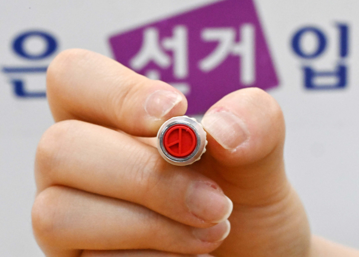 ▲제21대 대통령 선거를 하루 앞둔 2일 서울 용산구 청파도서관에 마련된 청파동 제1투표소에서 관계자가 기표 도장을 들어 보이고 있다. 신태현 기자 holjjak@