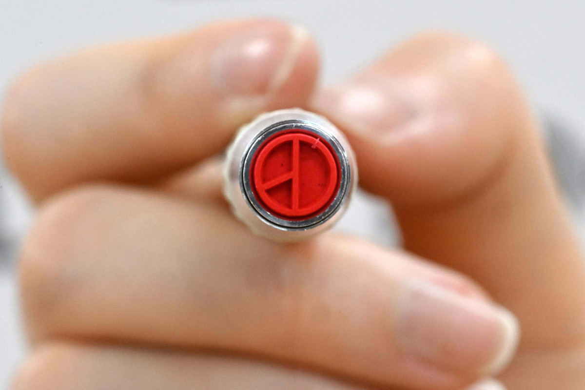 ▲제21대 대통령 선거를 하루 앞둔 2일 서울 용산구 청파도서관에 마련된 청파동 제1투표소에서 관계자가 기표 도장을 들어 보이고 있다. 신태현 기자 holjjak@