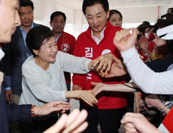 ▲<YONHAP PHOTO-3472> 지지자와 인사하는 박근혜 (울산=연합뉴스) 김용태 기자 = 박근혜 전 대통령이 2일 울산공업센터 기공식 기념관이 있는 장생포문화창고를 찾아 지지자와 인사하고 있다. 2025.6.2 yongtae@yna.co.kr/2025-06-02 15:53:38/<저작권자 ⓒ 1980-2025 ㈜연합뉴스. 무단 전재 재배포 금지, AI 학습 및 활용 금지>