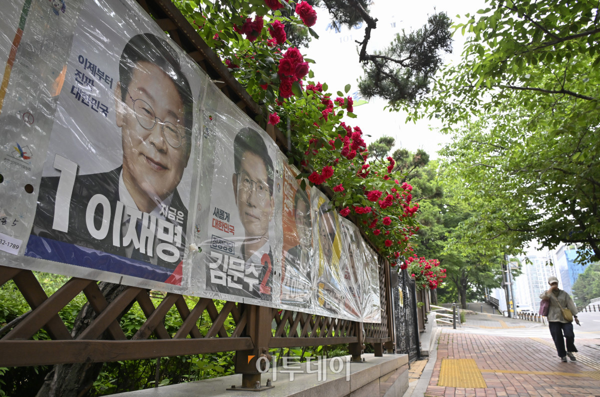▲제21대 대통령선거를 하루 앞둔 2일 서울 시내의 한 아파트 화단에 심어진 장미꽃 밑으로 대선 선거벽보가 게시돼 있다. 제21대 대선 본투표는 3일 오전 6시부터 오후 8시까지 전국 투표소 1만4295곳에서 치뤄진다. 한편 이날 이재명 더불어민주당 대선 후보와 김문수 국민의힘 대선 후보 모두 서울에서 마지막으로 유권자를 만난다. 이재명 후보는 여의도공원에서, 김문수 후보는 서울시청 앞 광장에서 피날레 유세를 펼칠 예정이다. 이준석 개혁신당 대선 후보는 대구 수성구 수성못 일대에서, 권영국 민주노동당 대선 후보는 종로구 보신각에서 유세를 마무리 한다. 조현호 기자 hyunho@