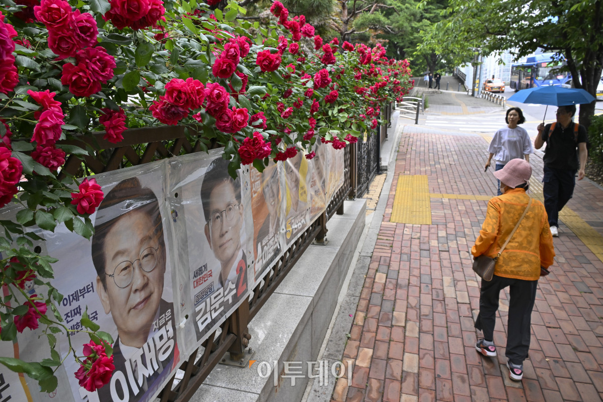 ▲제21대 대통령선거를 하루 앞둔 2일 서울 시내의 한 아파트 화단에 심어진 장미꽃 밑으로 대선 선거벽보가 게시돼 있다. 제21대 대선 본투표는 3일 오전 6시부터 오후 8시까지 전국 투표소 1만4295곳에서 치뤄진다. 한편 이날 이재명 더불어민주당 대선 후보와 김문수 국민의힘 대선 후보 모두 서울에서 마지막으로 유권자를 만난다. 이재명 후보는 여의도공원에서, 김문수 후보는 서울시청 앞 광장에서 피날레 유세를 펼칠 예정이다. 이준석 개혁신당 대선 후보는 대구 수성구 수성못 일대에서, 권영국 민주노동당 대선 후보는 종로구 보신각에서 유세를 마무리 한다. 조현호 기자 hyunho@
