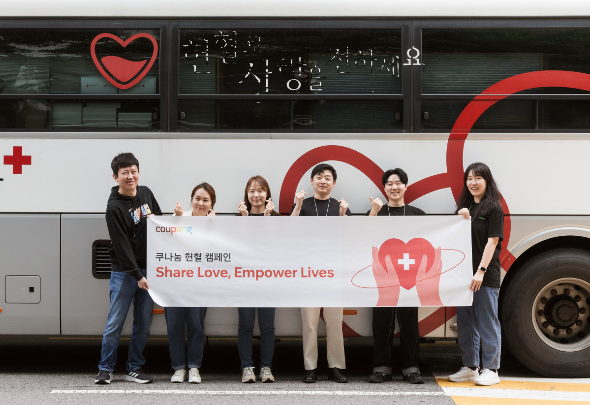 ▲2일 쿠팡 잠실 사옥 부근 헌혈버스 앞에서 ‘쿠나눔 헌혈 캠페인'에 참여한 쿠팡 임직원들이 기념사진을 촬영하고 있다. (사진제공=쿠팡)