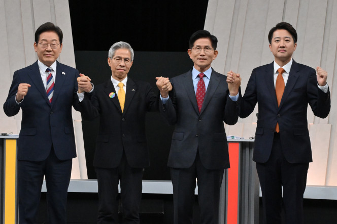 ▲더불어민주당 이재명·민주노동당 권영국·국민의힘 김문수·개혁신당 이준석 대선 후보가 27일 서울 마포구 상암동 MBC 스튜디오에서 진행된 정치 분야 TV토론회에 앞서 포즈를 취하고 있다. 2025.5.27 [국회사진기자단] (연합뉴스)