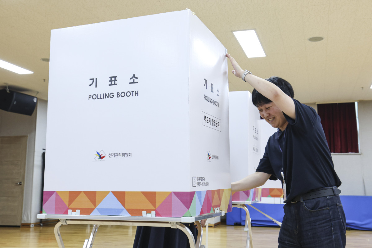 ▲<YONHAP PHOTO-3418> 투표소 설치 작업하는 선관위 관계자들    (서울=연합뉴스) 황광모 기자 = 제21대 대통령 선거를 하루 앞둔 2일 서울 용산구 청파도서관에 마련된 청파동 제1투표소에서 선관위 관계자들이 투표소 설치 작업을 하고 있다. 2025.6.2 [공동취재]    hkmpooh@yna.co.kr/2025-06-02 15:46:59/<저작권자 ⓒ 1980-2025 ㈜연합뉴스. 무단 전재 재배포 금지, AI 학습 및 활용 금지>