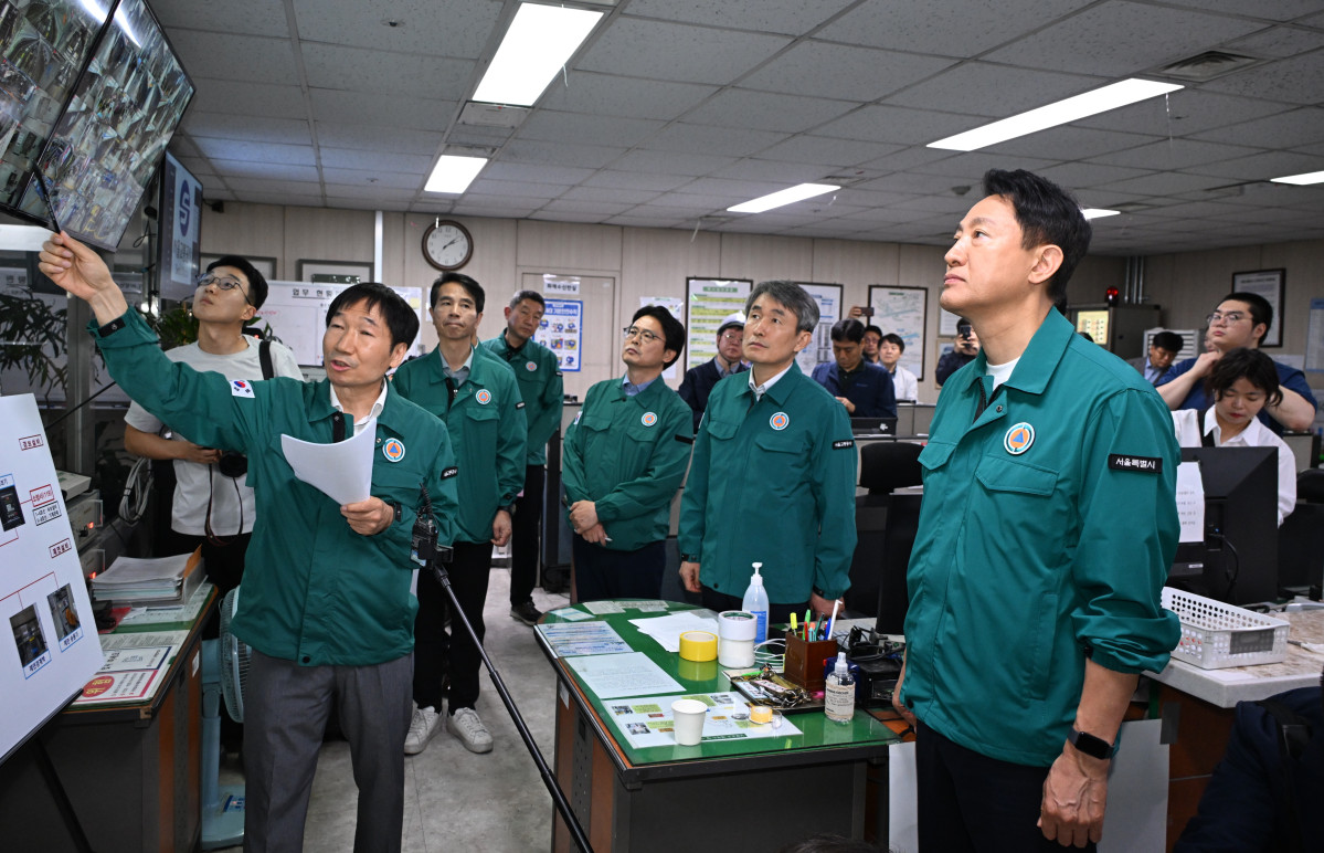 ▲오세훈 서울시장이 2일 충무로역을 찾아 스마트CCTV로 역사 내 안전을 점검하고 있다. 사진제공-서울시