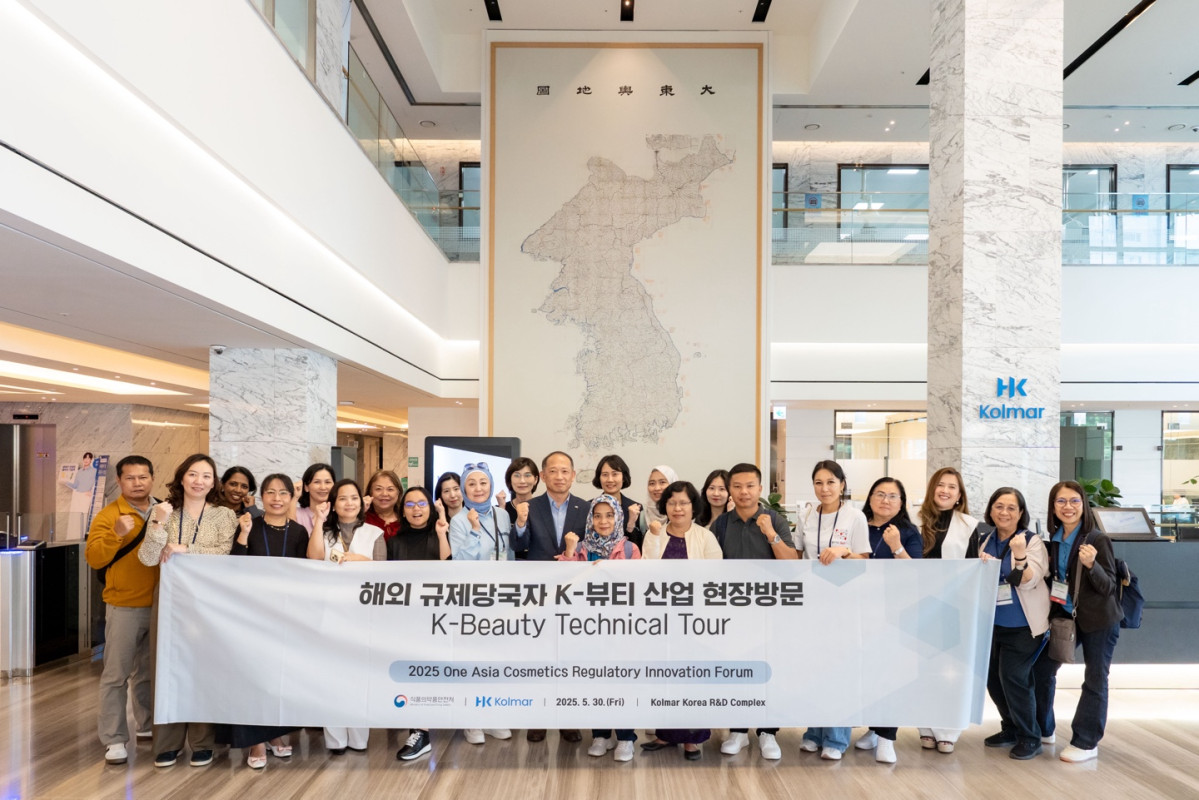 ▲지난달 30일 한국콜마 종합기술원을 방문한 아시아 주요국 규제 당국자들과 최현규 한국콜마 대표이사 등 관계자들이 기념사진을 촬영하고 있다. (사진제공=한국콜마)