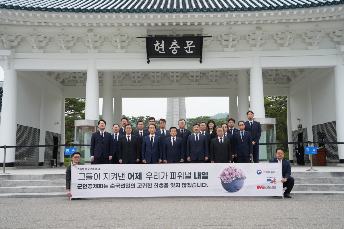 ▲군인공제회는 호국보훈의 달인 6월을 맞아 국립 서울 현충원에서 현충탑에 참배하고 묘역정화 등 봉사활동을 진행했다고 2일 밝혔다. (사진=군인공제회)
