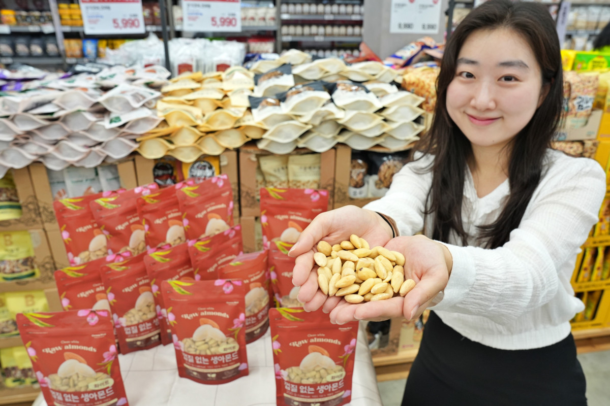 ▲롯데마트 제타플렉스 서울역점에서 껍질 없는 생아몬드를 홍보하는 모델 (사진제공=롯데쇼핑)