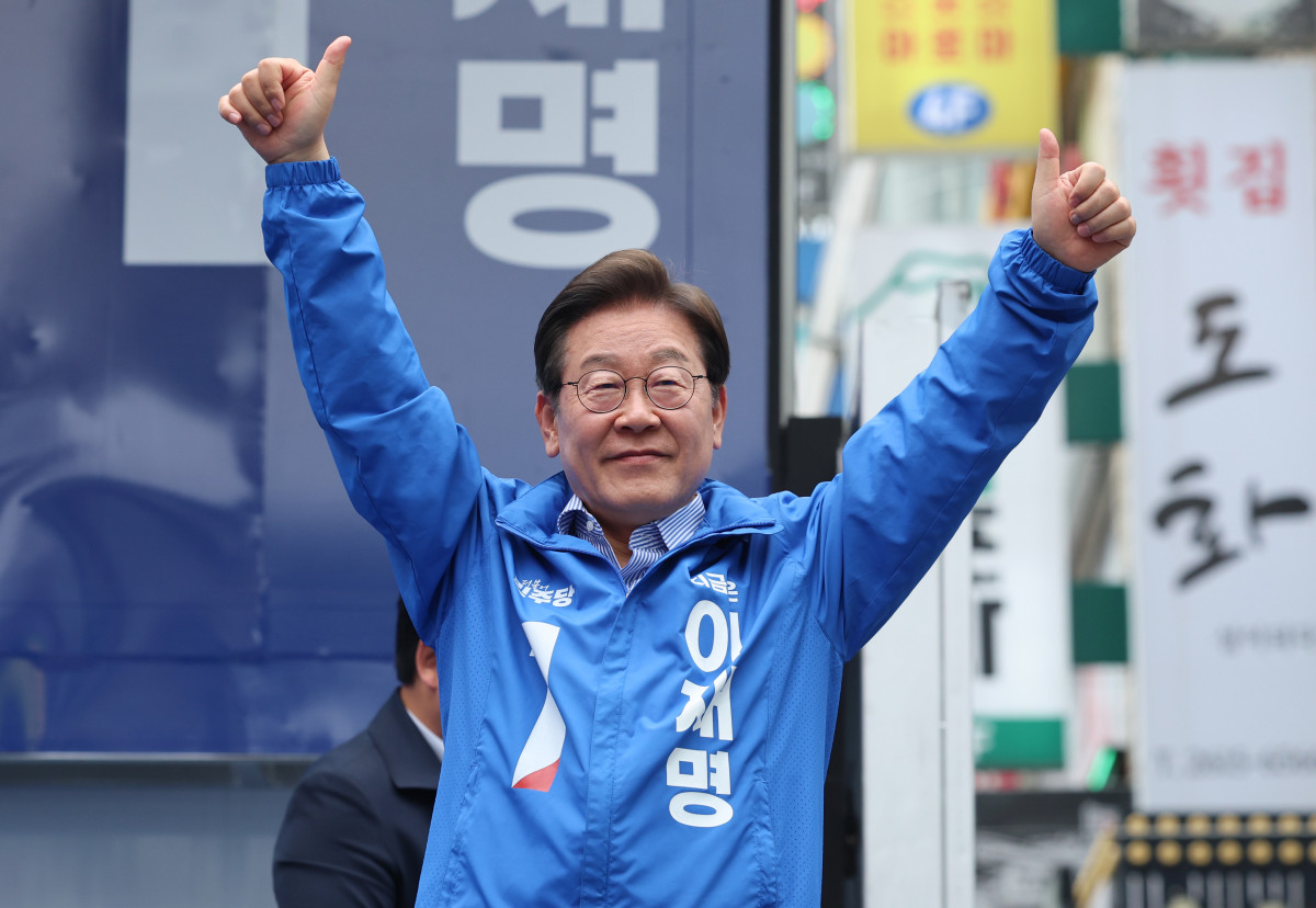 ▲더불어민주당 이재명 대선 후보가 선거를 하루 앞둔 2일 경기 광명시 철산로데오광장에서 열린 유세에서 엄지를 들어 보이고 있다. 2025.6.2 (연합뉴스)