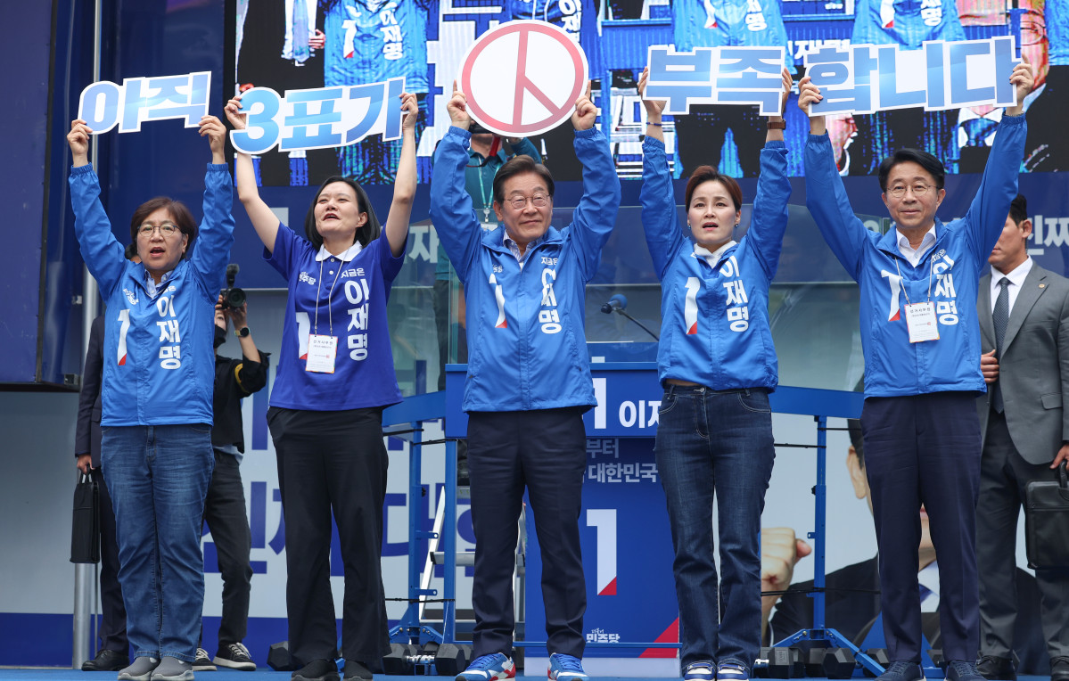 ▲더불어민주당 이재명 대선 후보가 선거를 하루 앞둔 2일 경기 광명시 철산로데오광장에서 열린 유세에서 투표를 독려하는 패널을 들어 보이고 있다. 2025.6.2 (연합뉴스)