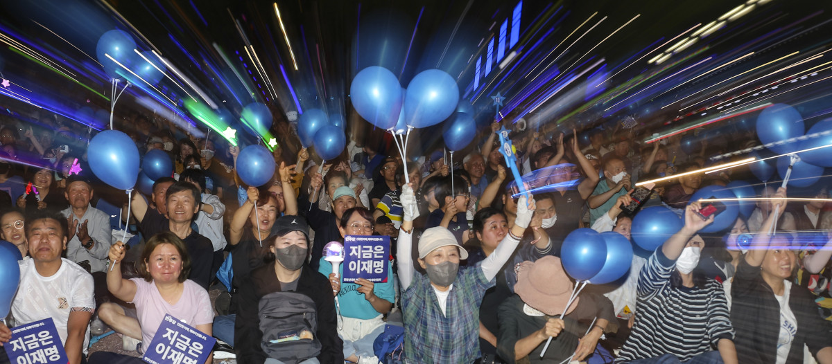 ▲더불어민주당 이재명 대선 후보가 선거를 하루 앞둔 2일 서울 여의도공원 마지막 유세에서 이 후보의 '빛의 혁명' 완성을 위한 승리에 대한 연설을 들은 시민들의 응원봉을 들고 환호하고 있다. 2025.6.2 (연합뉴스)