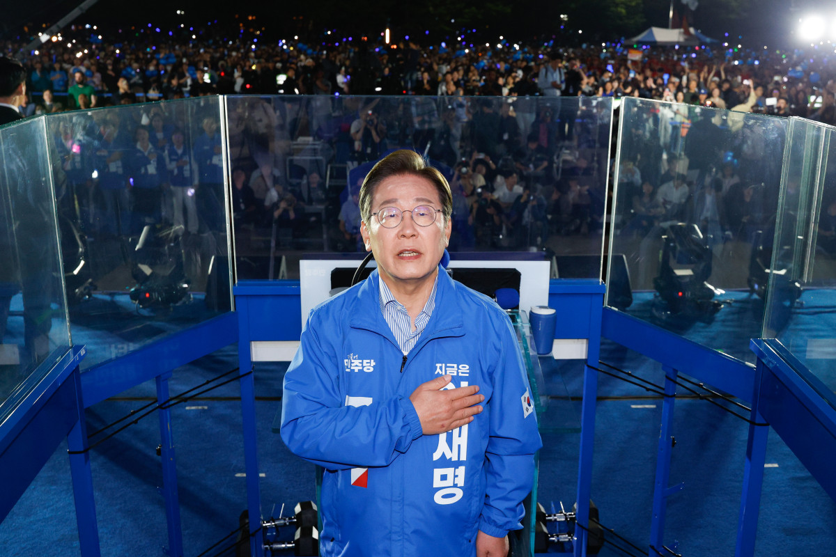 ▲더불어민주당 이재명 대선 후보가 선거를 하루 앞둔 2일 서울 여의도공원 마지막 유세에서 연설을 마친 뒤 국기에 경례하고 있다. 2025.6.2 (연합뉴스)